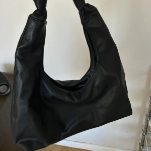 Väska - Väska från ginatricot med knytdetaljer på axelbandet! Använda fåtal gånger så i mycket bra skick. 