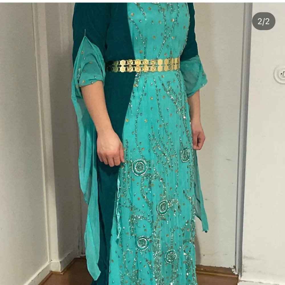 En vacker och elegant kurdisk klänning (lawandi) som endast använts vid ett tillfälle och har inga skador eller liknande. Hör gärna av dig vid intresse. Pris diskuteras!. Klänningar.