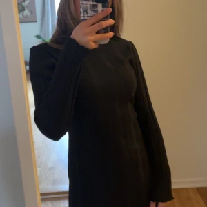 Lång svart klänning  - Fin lång klänning från Gina Tricot, använder inte längre. Är 159cm och passar rill M och S🩷