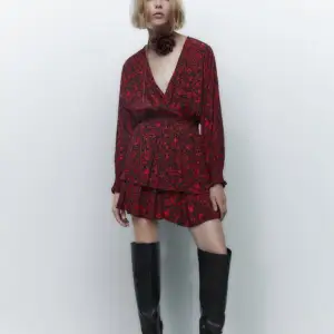 Populär Zara klänning med volanger. Super fin passform och säljs inte längre 💕(Efterfrågad)  Köp direkt för 200!! 🥰🥰