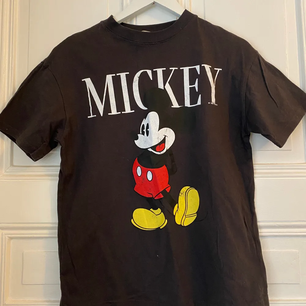 Superfin Mickey Mouse tröja från H&M💕 Den har använts 1-2 gånger💗 . T-shirts.