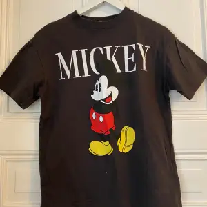 Superfin Mickey Mouse tröja från H&M💕 Den har använts 1-2 gånger💗 