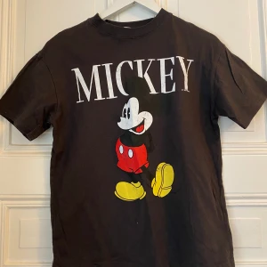 H&M T-shirt  - Superfin Mickey Mouse tröja från H&M💕 Den har använts 1-2 gånger💗 