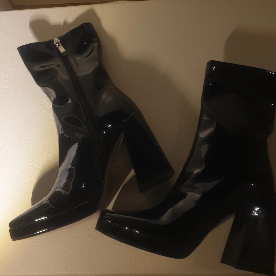 svarta sockboots i vinyl strlk 36-37