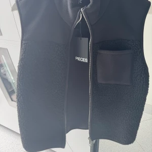 Väst  - En supersnygg helt oanvänd väst från pieces. Nypris 399kr 💘