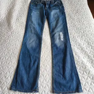 Mina fina Levis bootcut jeans. Säljer då de är för små. Skit snygga och bra kvalitet. Kom privat för fler  bilder☺️ ‼️ SKRIV TILL MIG INNAN DU ANVÄNDER KÖP NU‼️