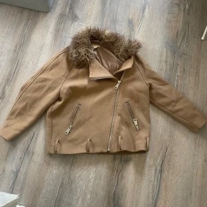 Beige jacka - Beige vårjacka  Stl L Från HM