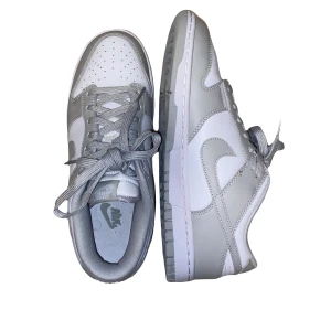 Nike Dunks ”Grey Fog” - Väldigt snygga Dunks som passar till allt! Köpt som en gåva men varken box eller kvitto medföljer därav det låga priset. Säljer då de inte passar mig och har endast använt de en gång ⭐️ OBS: Skosnörena är bytta men man kan lätt få tag på og skosnören.