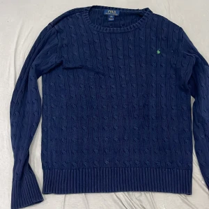 Blå polo, Ralph lauren tröja - Tröjan är i bra skick i storlek M för 16-17 åringar. Köpt för 899kr