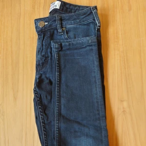 Acne Studios jeans - Acne Studios jeans, blåsvarta. Modell: "Flex Basement". Som nya. Strl W25/L32.  ☀️☀️ Stor garderobsrensning på gång, spana gärna in mina övriga annonser som dyker upp i dagarna så samfraktar jag! ☀️☀️