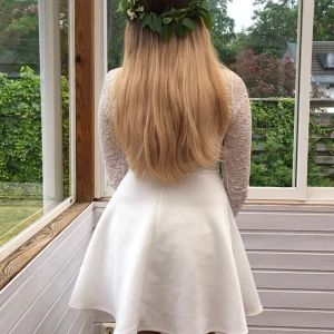 Vit klänning - Fin klänning ifrån Nelly som passar perfekt till student & midsommar, endast använd 2 gånger och är i bra skick. 💕🌸