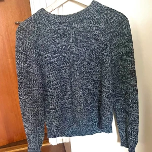 Stickad blå tröja - Finns att hämta i Uppsala, fraktas ej