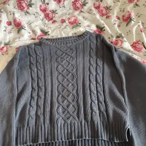 Säljer denna stickade mörkblåa tröjan från Vero Moda, använd men inga slitningar🩷