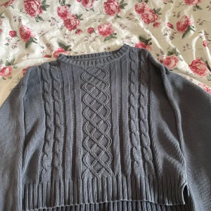 Blå stickad teöja - Säljer denna stickade mörkblåa tröjan från Vero Moda, använd men inga slitningar🩷