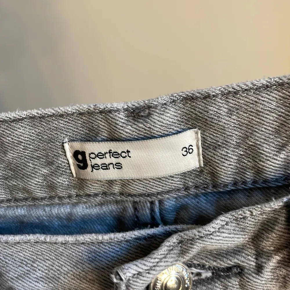 Ett par low waste straight jeans från Gina, ljusgrå, väldigt bra skick och använd ett fåtal gånger. Jeans & Byxor.