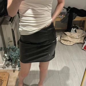 Skinnkjol - Snygg mini - skinnkjol som är i perfekt skick! Storlek 34 men passar även 36 då den är stretchig i midjan 🩷 Jag är 167. 