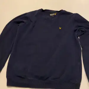 Säljer denna fina Sweatshirt/collegetröja från Lyle&Scott till kanonpris då jag har växt ut den(: Tröjan har inga defekter.  Nypris: 549 kr😁 