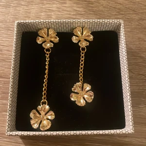 Blom örhängen  - Jätte fina örhängen som tyvörr inte kommit till användning (använt 1 gång) 💕💕💕