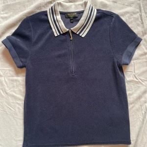 T-shirt med krage - Perfekt skick, använd en gång.  Jättefin tröja från Juicy Couture, tjockt tyg och otroligt mysig! Fin blixtlås-detalj fram. Storleken är S men tyget är elastiskt.