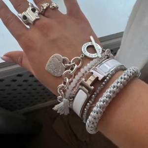 As coolt Tiffany &co liknande armband! Det är inte samma som på bilden men väldigt likt! (Inte min bild) Skriv för fler bilder!!!