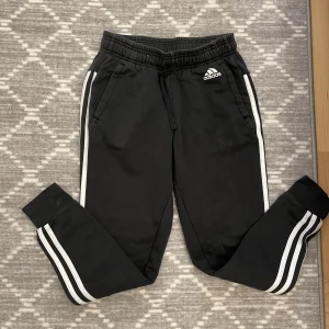 Adidas mjukisbyxor storlek XS - Adidas mjukisbyxor storlek XS