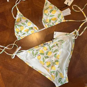 Citronmönstrad bikini. 