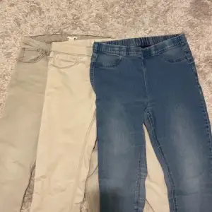Säljer dessa 3 par jeans tillsammans för 110ish så slipper man betala frakt för var och en. I helt fräsch skick allihopa. För detaljer eller fler bilder kolla min profil då de är uppe i enskilda inlägg. För frågor skriv🧸