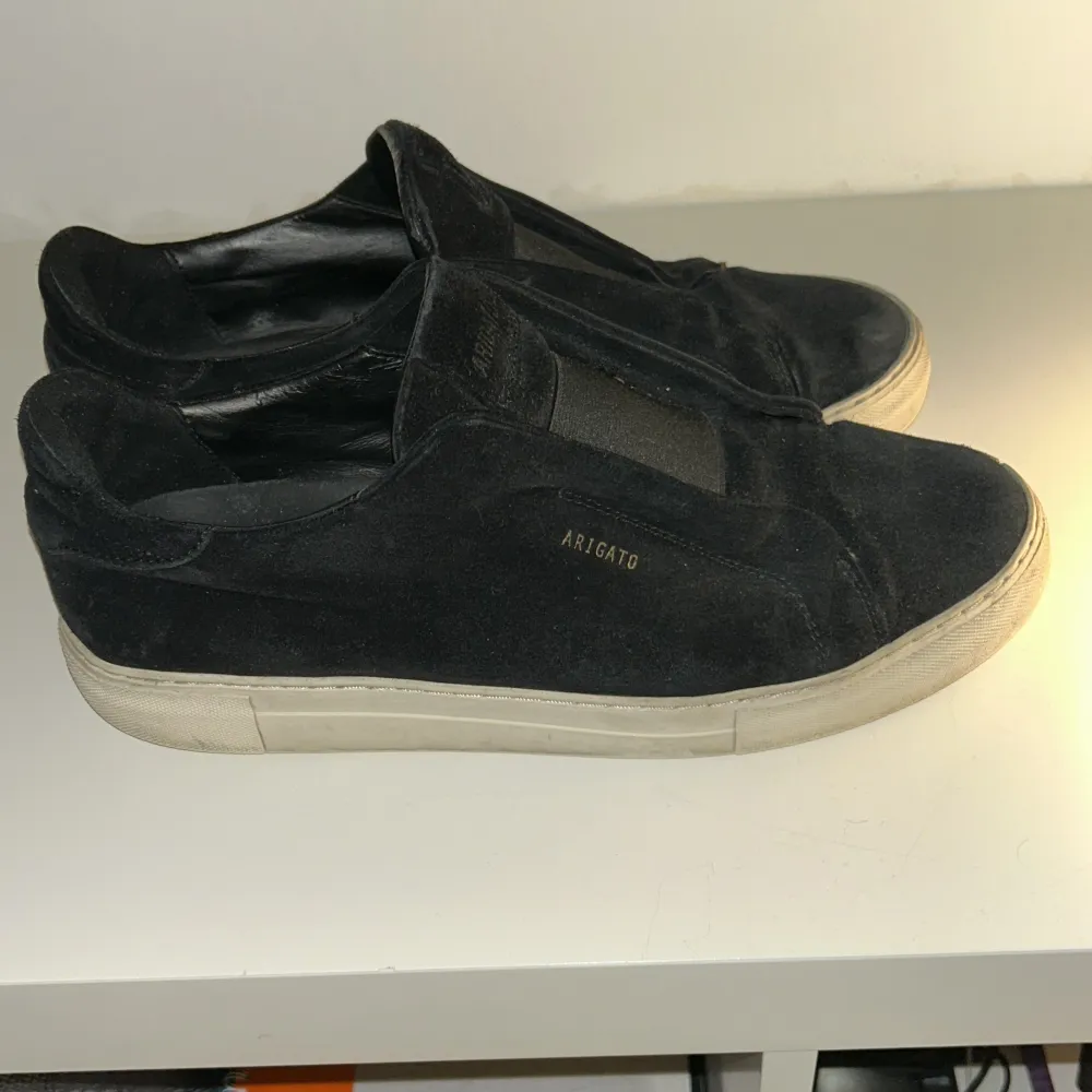 Säljer nu dessa arigato skor eftersom dom inte kommer till andvändning, dom har en liten tråd som har lossnat på vänstra skon i mitten som man inte tänker på, dom är i skick 7/10 å köpta för 2000kr. Skor.