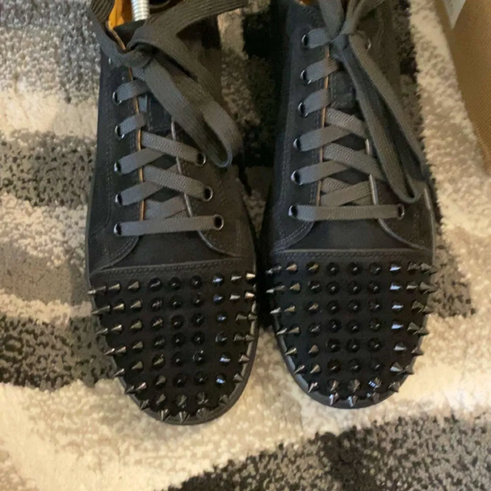 Fina Louboutin skor, svart passar med allt, storlek 42, använd ett par gånger, inte lika rena som på bilden . Skor.