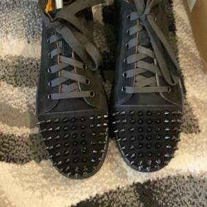 Fina Louboutin skor, svart passar med allt, storlek 42, använd ett par gånger, inte lika rena som på bilden 