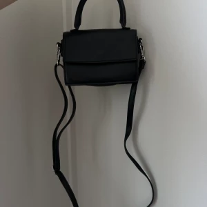 Liten väska från Monki - Väl använd men i bra skick. 