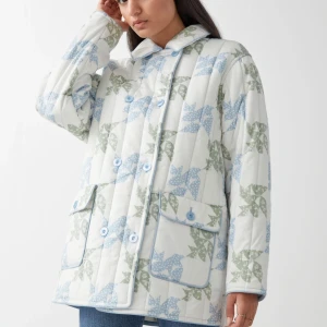 &Other Stories Jacka - Jacka från &Other Stories i storlek XS - oversize så skulle även vilja påstå att den passar en S/M. Endast använd två gånger, men har råkat få lite smink på sig i innerkragen som jag inte har försökt att tvätta bort - se sista bilden.