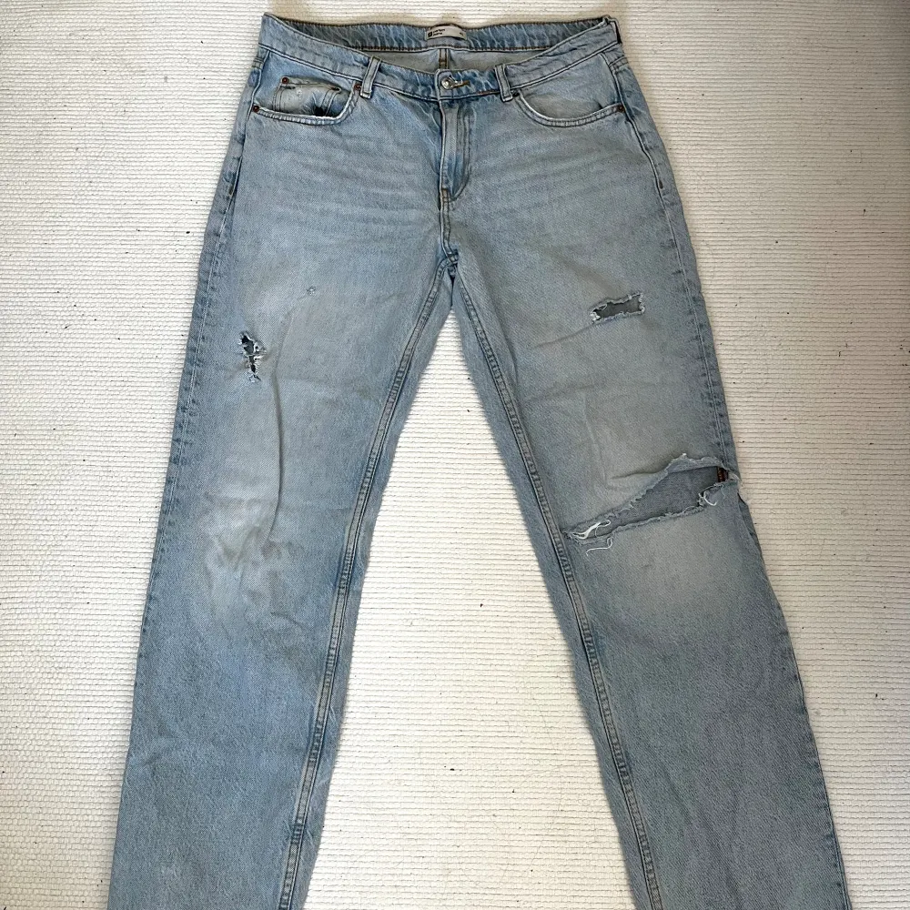 Jättesnygga jeans från ginatricot med hål i som tyvärr inte passar mig längre, byxorna har en liten fläck på bakfickan (se bild 3) men den syns nästan inte.. Jeans & Byxor.