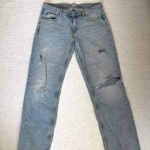 Jättesnygga jeans från ginatricot med hål i som tyvärr inte passar mig längre, byxorna har en liten fläck på bakfickan (se bild 3) men den syns nästan inte.
