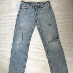 Ginatricot straight leg jeans - Jättesnygga jeans från ginatricot med hål i som tyvärr inte passar mig längre, byxorna har en liten fläck på bakfickan (se bild 3) men den syns nästan inte.