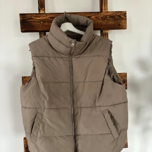 Väst från lager 157 - Beige väst från lager 157 Använd 2 gånger Storlek s men passar även m