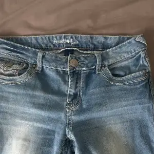 Ett par jeans med coola fickor. Köpta i Amsterdam i storlek 36.