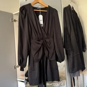 Svart gina klänning - Svart klänning från Gina Tricot! Aldrig använd. I storlek XS men passar även en S.