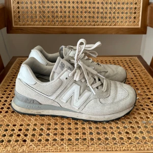 New Balance 574 - New Balance 574 i storlek 38. I använt men bra skick. Nypris runt 1249kr.