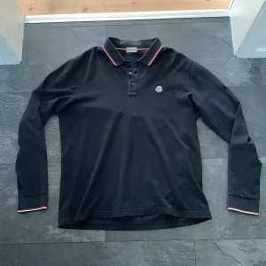 Moncler piké - Hej, säljer nu denna Moncler pike då den tyvärr var för stor för mig. Skick: 9/10, ser som ny ut och kan såklart tvättas vid begäran. Storlek M men L minst lika bra. Pris ej hugget i sten,  hör av er vid fler frågor och funderingar.
