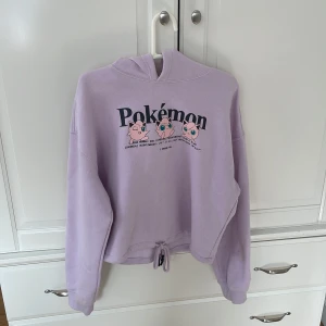 Jigglypuff hoodie - Går att dra åt i midjan. Mjukt tyg på insidan. Katter i hemmet