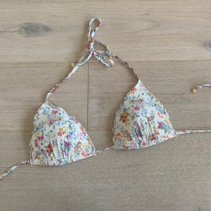 Bikini topp💗🌺 - Super söt bikini överdel från hm med jättefina guld detaljer, bra skick 🌺🤍