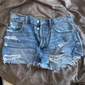 Zara shorts - Jeansshorts från zara med en superfin tvätt. Storlek 38/M men skulle säga att de passar en 36/S då Zara är rätt små i sina storlekar💓Är i fint men använt skick. Köparen står för frakten💓