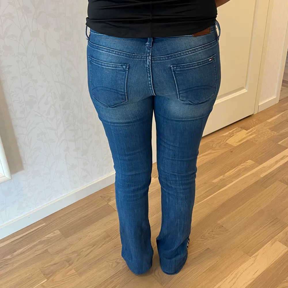 Jättesnygga lågmidjade jeans!Säljer de pga att de tyvärr är för stora för mig. Storleken är 28/34, midjemåttet rakt över är ca 39 cm o innerbenslängden ca 88cm. Bra skick, se bilder. Använd gärna ”köp nu”!!💞. Jeans & Byxor.