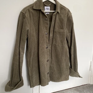 Overshirts  - Säljer en overshirt från zara stl S  Använd ett fåtal gånger 