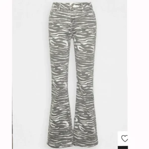 Guess jeans  - Säljer dessa supercoola jeans då jag inte får användning för dem🌟de är lågmidjade och i bootcut modell!