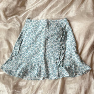 Blommig kjol - XS. pull&bear, bra skick