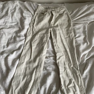 Jeans - Säljer mina beiga jeans då jag har vuxit ur dem. Dem är högmidjade och ganska så långa i benen. Pris går att förhandla