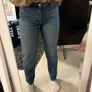 Jeans - Blå jeans, vet inte vart de är ifrån. Använda kanske 3 gånger.