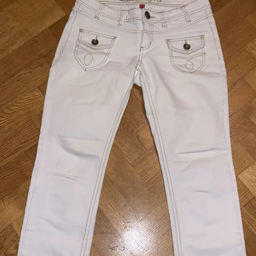 Jätte fina vita jeans, straight legs, knappt använda. Jeans & Byxor.